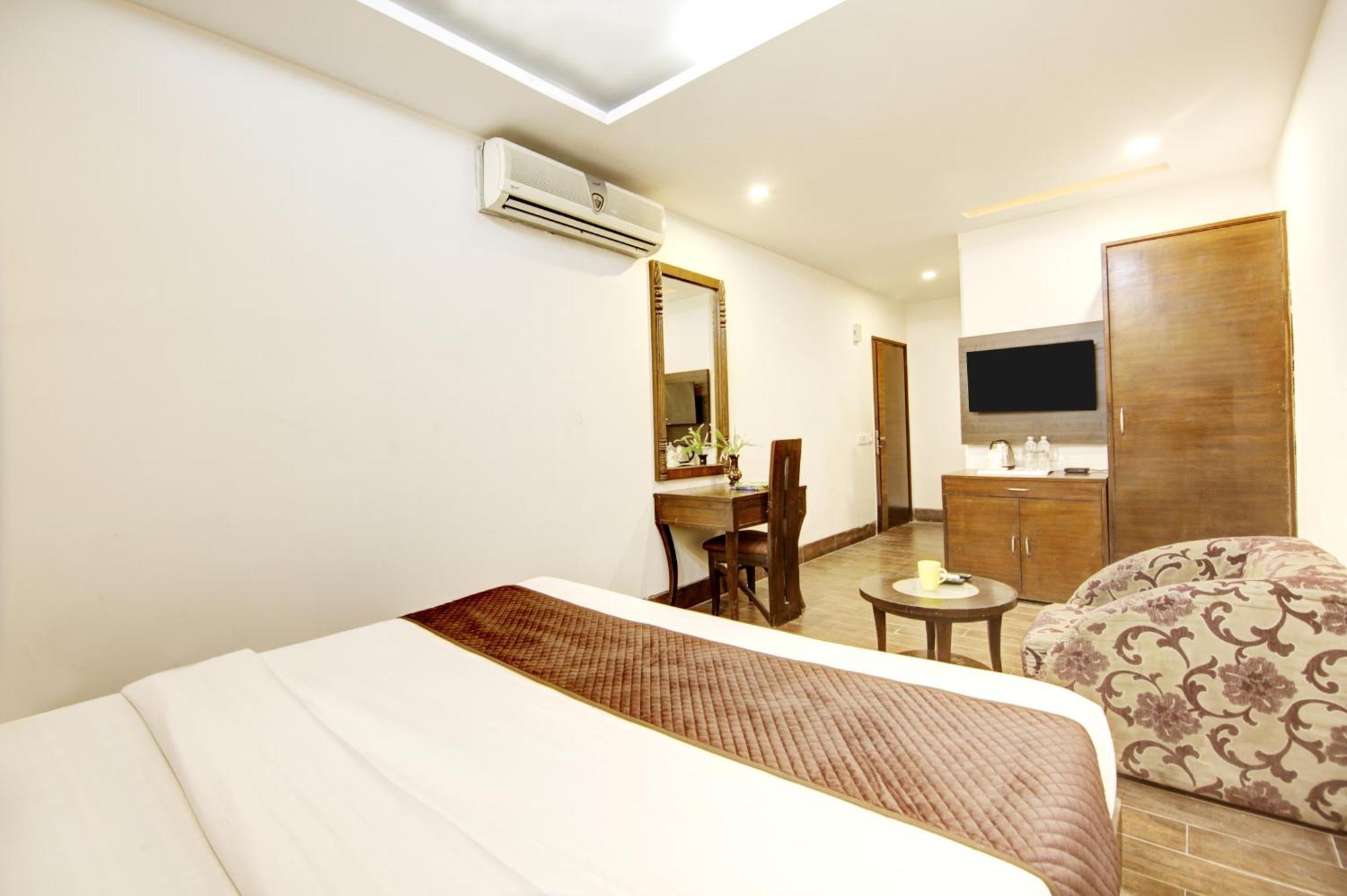 Hotel Good Times Near Ganga Ram Hospital And Karol Bagh Metro Delhi  Ngoại thất bức ảnh